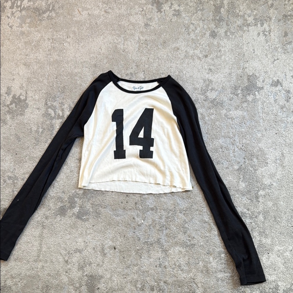 Brandy Melville Black and White Raglan Crop Jersey